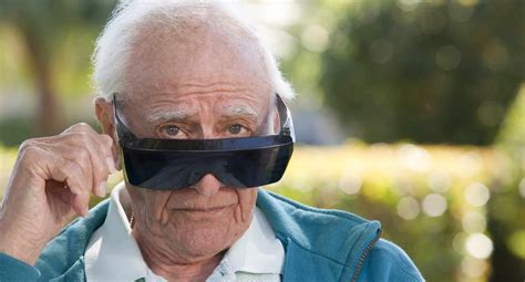 wearing sunglasses after cataract surgery